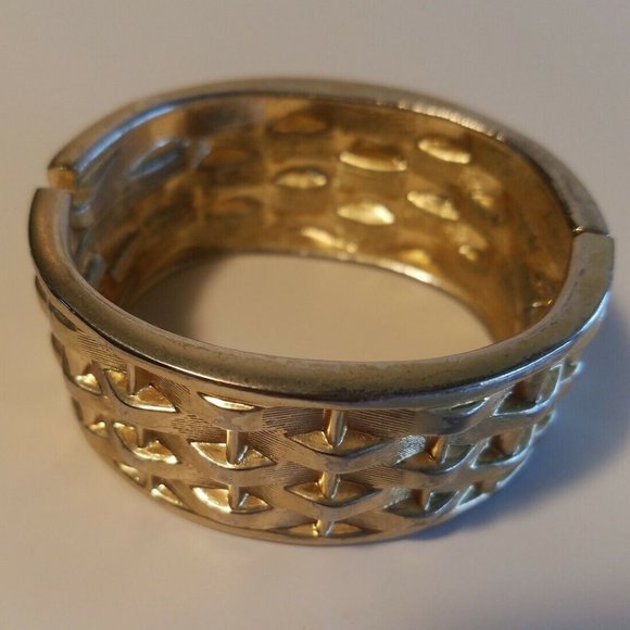 VINTAGE GOLD TONE TEXTURED BASKET WEAVE HINGED BANGLE BRACELET WIDE 1.25" - Picture 3 of 7